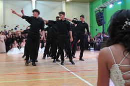 20. výroční školní ples přinesl netradiční předtančení