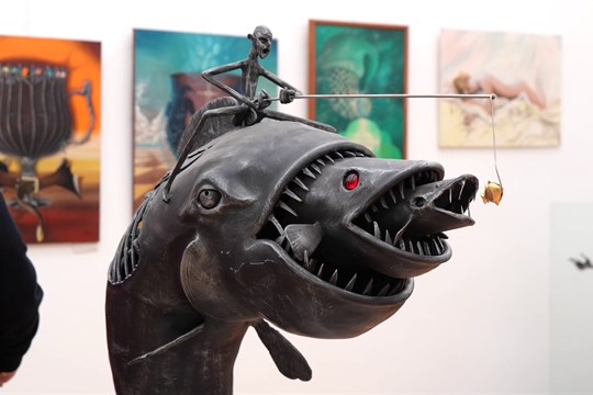 Propojení uměleckého kovářství a vystavených obrazů nabízí netradiční podívanou