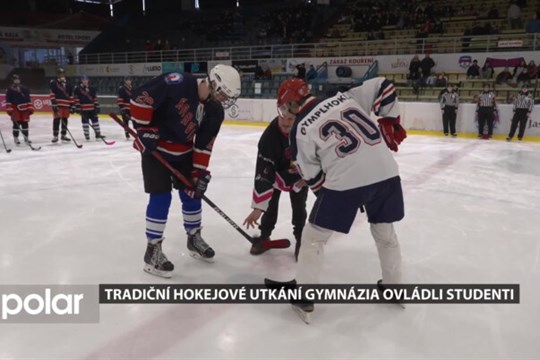 Tradiční hokejové utkání Gymnázia Karviná ovládli letos studenti s těsným výsledkem 10:9