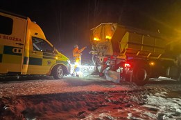 Sanitka cestou k pacientovi uvízla na zledovatělé silnici. Pomohla Horská služba a silničáři