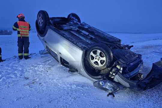 U Zlobic blokovalo silnici převrácené auto. Řidič skončil v péči záchranářů
