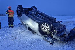 U Zlobic blokovalo silnici převrácené auto. Řidič skončil v péči záchranářů