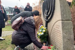 Oběti holokaustu si lidé připomínali u vypálené synagogy na Štěpánské ulici