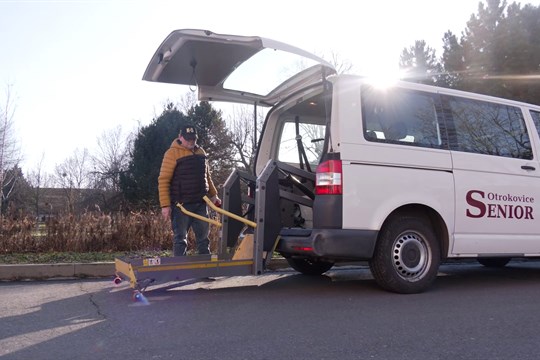 Senior taxi pomáhá seniorům i lidem se zdravotním omezením 