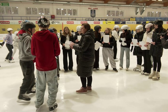 Žáci ze ZŠ Kvítková dostali vysvědčení na ledě