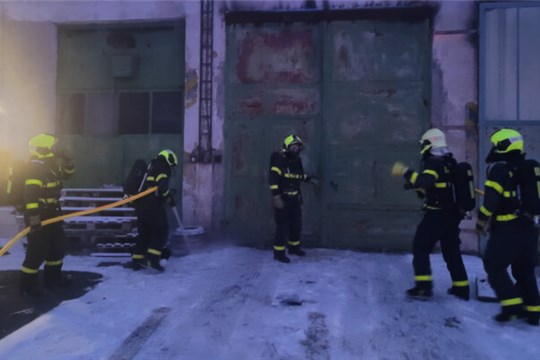 V Bruntále hořel autobus a dílna. Požár způsobil škodu za 500 tisíc korun