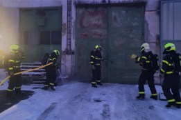 V Bruntále hořel autobus a dílna. Požár způsobil škodu za 500 tisíc korun