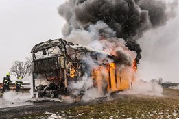 Autobus na D46 vzplanul, cestující byli včas evakuováni