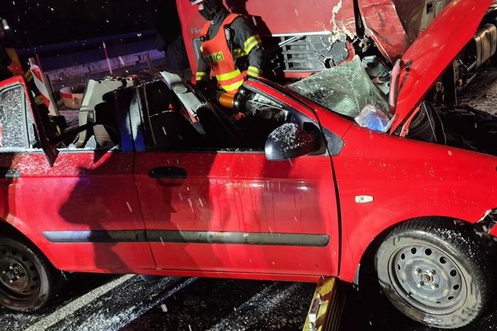 Smrtelná nehoda na dálnici D55 u Napajedel: Srážku s nákladním vozidlem nepřežila mladá žena