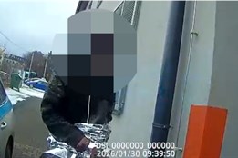 Bez kalhot v mrazu. Strážníci v Porubě zachraňovali muže bez domova