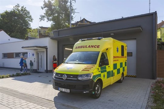 Dopravu v kraji komplikuje počasí. Dálnici D5 směr Praha uzavřela série nehod