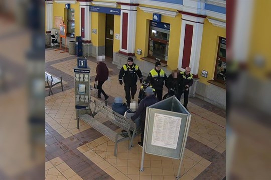 Na lavičce vedle sebe: Pohřešovaná a hledaná osoba se setkaly náhodou