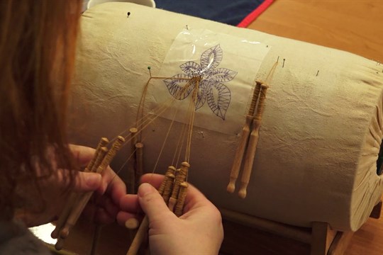 Jednou týdně, už 25 let: dámy a jejich vášeň pro paličkování 