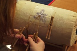 Jednou týdně, už 25 let: dámy a jejich vášeň pro paličkování 