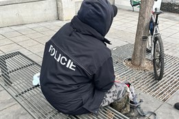 Policisté ve Zlíně narazili na muže, který měl na sobě policejní bundu