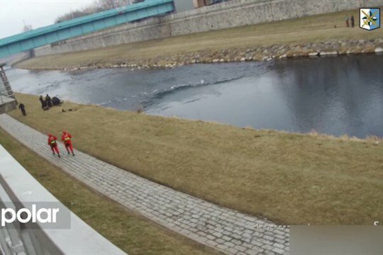 Policista skočil do ledové Ostravice pro tonoucího mladíka