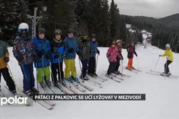 Páťáci z Palkovic se učí lyžovat na Mezivodí, starší pojedou do Tater a Alp