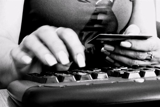 Podvody přibývají: falešné investice, kryptoměny a zneužité účty