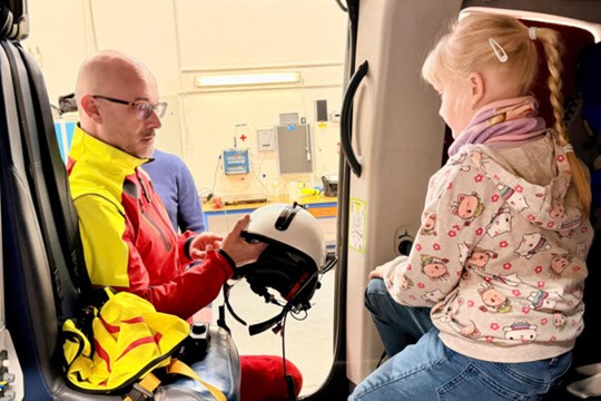 Záchranáři ocenili osmiletou hrdinku, která mobilem přivolala pomoc k nehodě