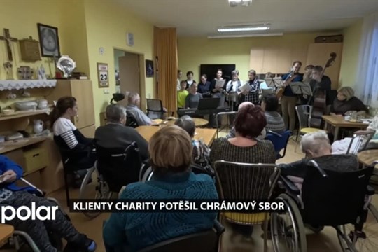 BEZ KOMENTÁŘE: Klienty studénecké Charity potěšil chrámový sbor