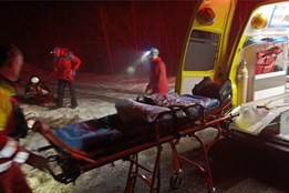 Turista uklouzl na ledu a spadl do skalnaté strže. Náročný den záchranářů z Jablunkova