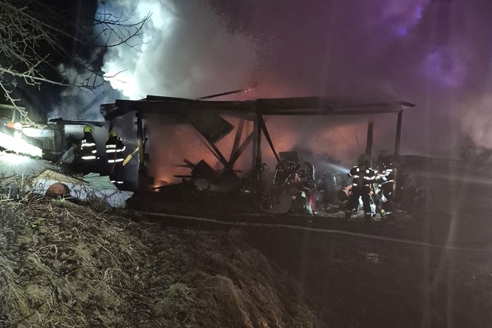 Devět jednotek hasičů bojovalo s požárem hospodářského objektu ve Valašské Polance