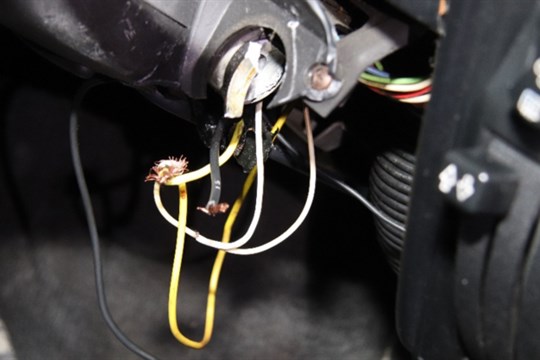 Nedoučený automechanik z Karviné se pokoušel ukrást 41letou škodovku. Chtěl ji nastartovat pomocí kabelů