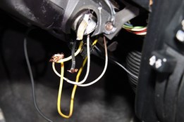 Nedoučený automechanik z Karviné se pokoušel ukrást 41letou škodovku. Chtěl ji nastartovat pomocí kabelů