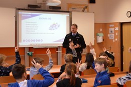 Jak na sítě bezpečně? Ostravští strážníci učí děti, jak se nenechat nachytat v kyberprostoru