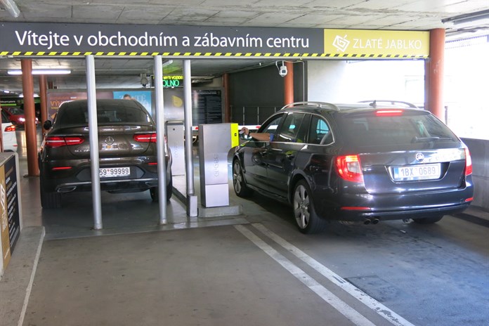 V parkovacím domě na Kvítkové ulici mohou řidiči zaplatit online