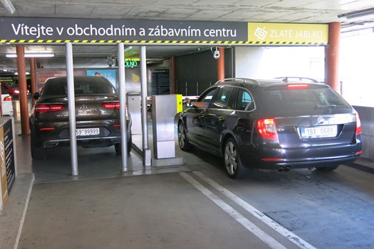 V parkovacím domě na Kvítkové ulici mohou řidiči zaplatit online