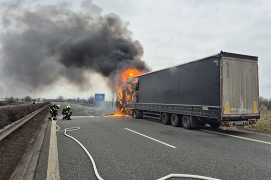 Požár kamionu uzavřel dálnici D55 směrem na Hulín