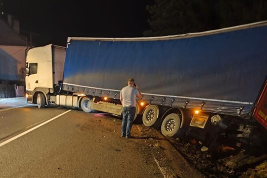 Polský řidič kamionu havaroval na Opavsku. Jel rychle a nevybral zatáčku v obci