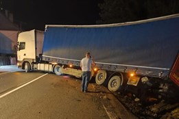 Polský řidič kamionu havaroval na Opavsku. Jel rychle a nevybral zatáčku v obci