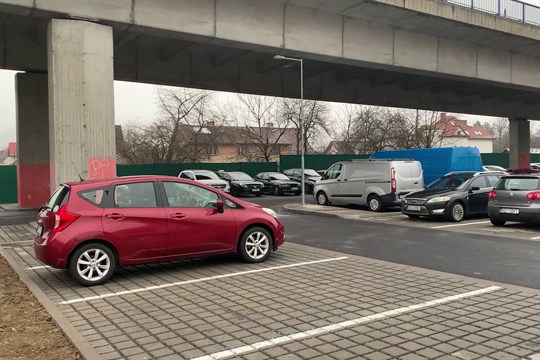 Nové parkoviště u Kotova nabízí více jak šest desítek stání