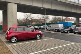 Nové parkoviště u Kotova nabízí více jak šest desítek stání