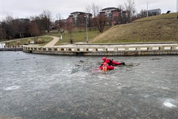 Zlínští hasiči nacvičovali záchranu tonoucího v biotopu na Jižních Svazích