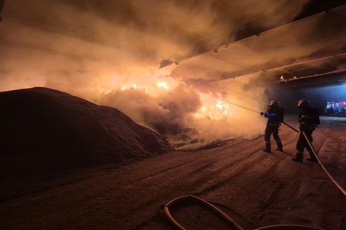 Požár biomasy v Huštěnovicích zaměstnal devět jednotek hasičů. Plameny byly vidět už z dálky