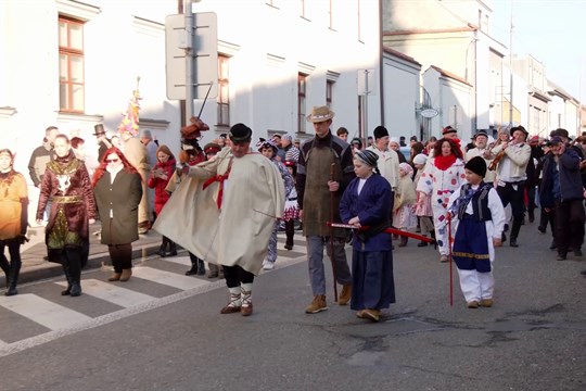 Nedělní fašankový průvod projde městem a v atriu muzea pochová basu