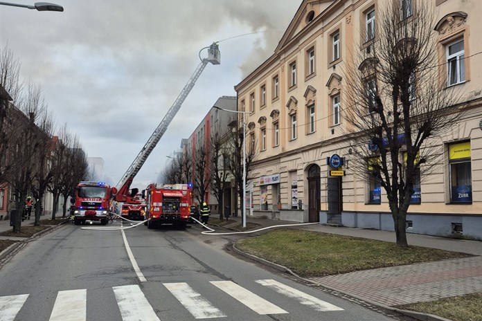 Hasiči bojují s požárem bytového domu v Holešově. Evakuováno bylo asi deset lidí