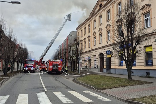 Hasiči bojují s požárem bytového domu v Holešově. Evakuováno bylo asi deset lidí