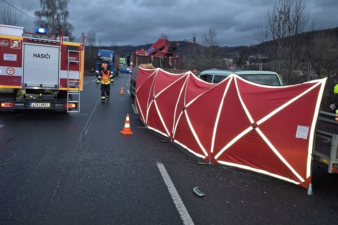 Tragická nehoda na silnici I/57 u Vsetína: Řidič dodávky na místě zemřel