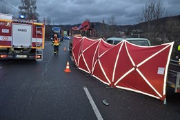 Tragická nehoda na silnici I/57 u Vsetína: Řidič dodávky na místě zemřel