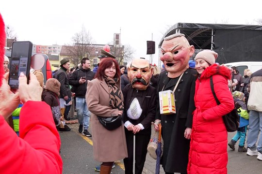 Fašankový průvod s medvědem prošel městem už počtvrté