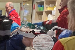 Při explozi domácího kotle muž utrpěl rozsáhlé popáleniny