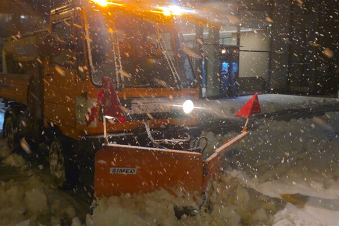 Noční sněžení v Moravskoslezském kraji zkomplikovalo dopravu, sníh polámal stromy