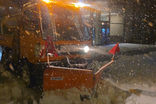 Noční sněžení v Moravskoslezském kraji zkomplikovalo dopravu, sníh polámal stromy