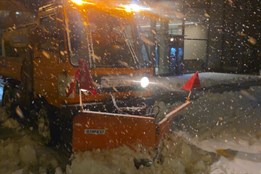 Noční sněžení v Moravskoslezském kraji zkomplikovalo dopravu, sníh polámal stromy