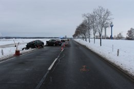 Vjel do protisměru a čelně se srazil s protijedoucím autem. Nehoda si vyžádala tři zraněné