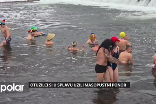 Otužilci si u splavu na řece Ostravici užili masopustní ponor